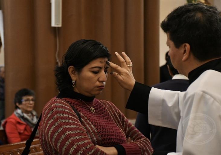 En Xalapa, fieles católicos celebran el Miércoles de Ceniza