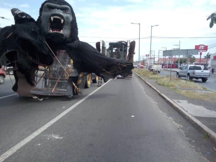 Carro alegórico provoca accidente en carretera federal Veracruz-Xalapa