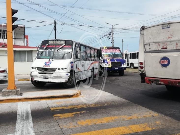 Choque entre dos urbanos deja solo daños materiales