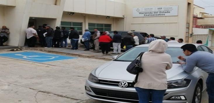 Larga fila en hacienda, ante últimos días de borrón y placas nuevas