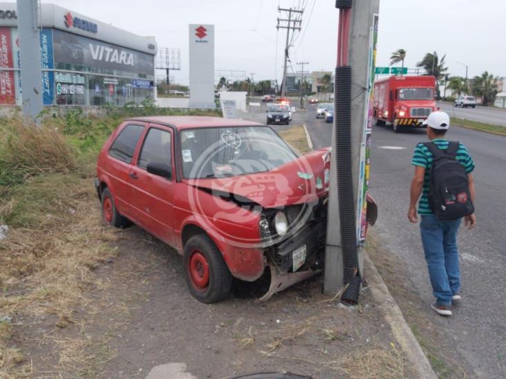 En calles de Veracruz, vehículo se impacta en poste de concreto