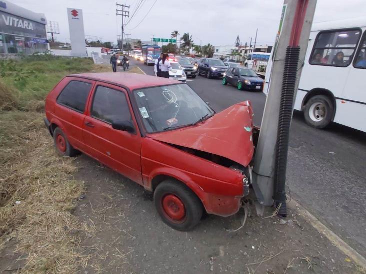 En calles de Veracruz, vehículo se impacta en poste de concreto