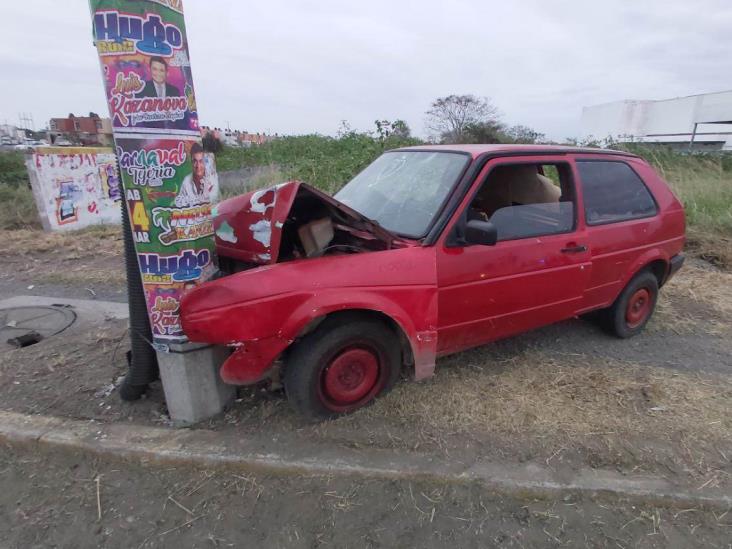 En calles de Veracruz, vehículo se impacta en poste de concreto