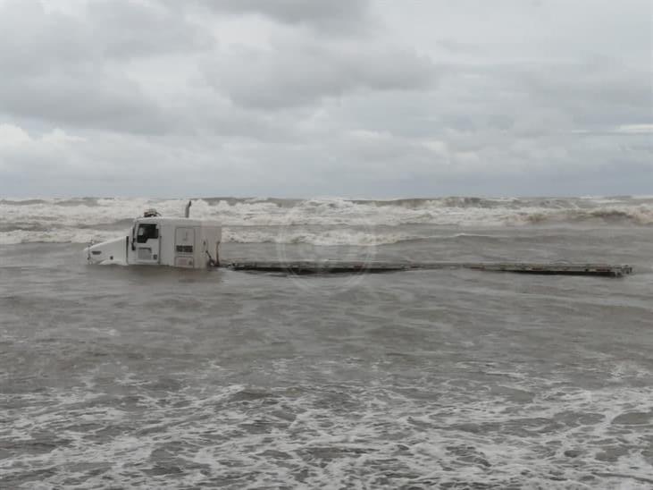 Mar de Coatzacoalcos arrastra tráiler hacia las olas