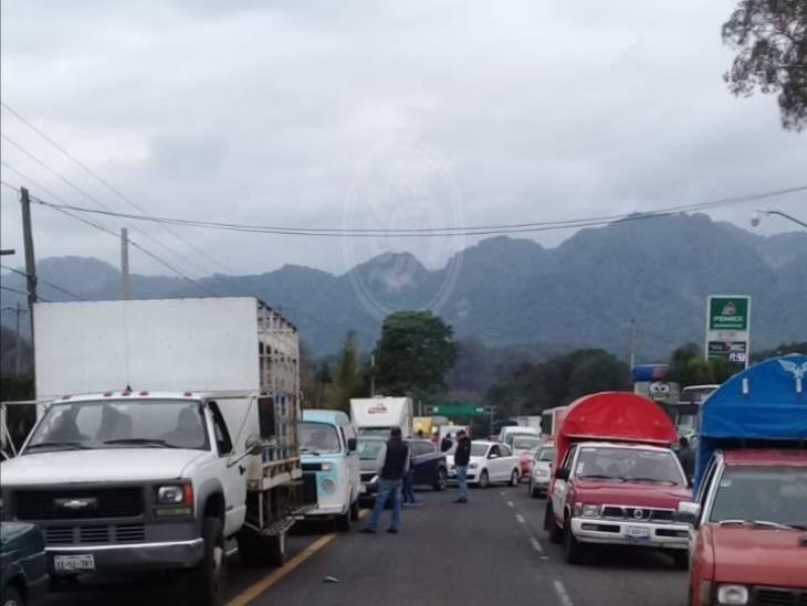 Bloquean carretera Fortín-Huatusco; acusan abuso de autoridades