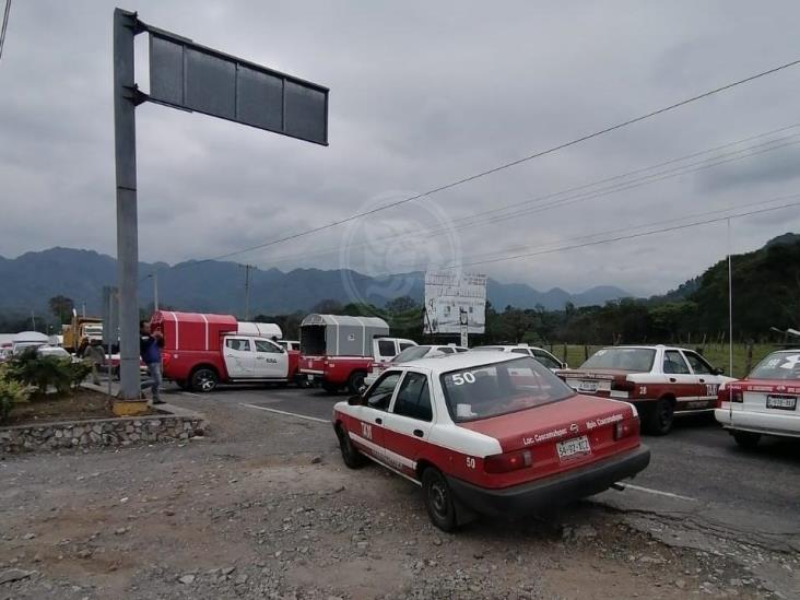 Bloquean carretera Fortín-Huatusco; acusan abuso de autoridades