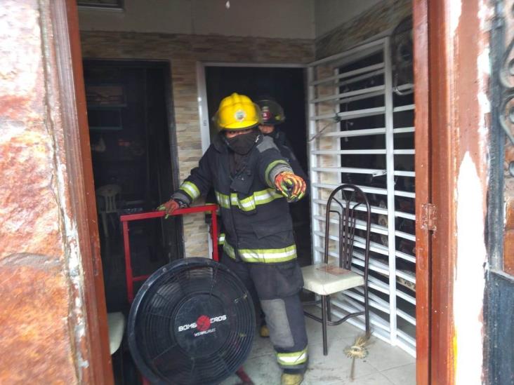 En Veracruz, se incendia vivienda en colonia Cristobal Colón