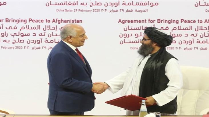 Firma Estados Unidos y talibanes histórico acuerdo por la paz en Doha