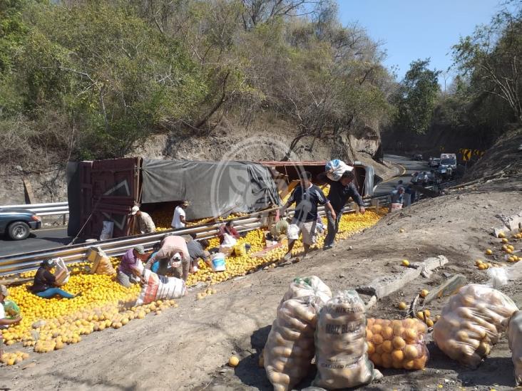 Tráiler que transportaba cítricos vuelca en carretera Veracruz-Córdoba; vecinos del lugar cometen rapiña