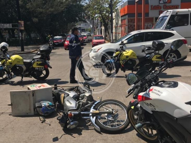 Motociclista se impacta con vehículo en calles de Veracruz