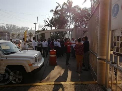 En Coatzacoalcos, acusan a Pemex por despidos injustificados