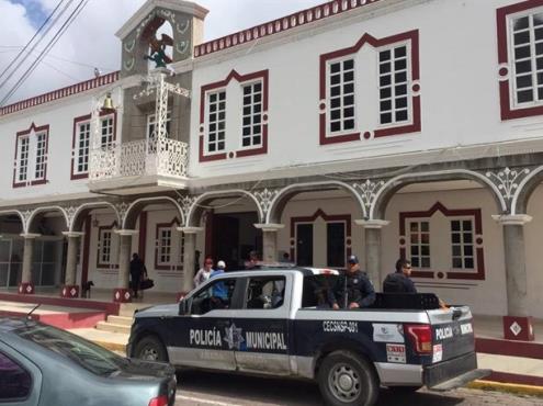 Retienen habitantes de Acultzingo a policías auxiliares de Puebla