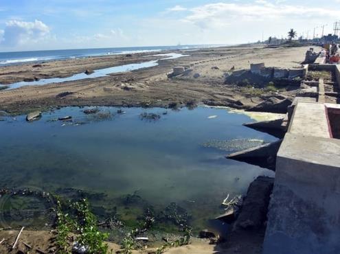 Reúnen firmas para cancelar descargas en playas de Coatzacoalcos