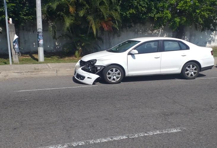 Auto particular se impacta contra motociclista y deja cuantiosos daños materiales