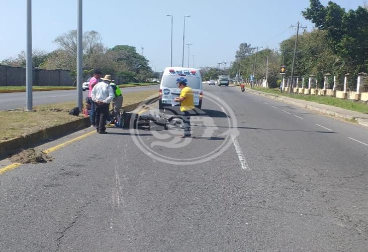 Auto particular se impacta contra motociclista y deja cuantiosos daños materiales