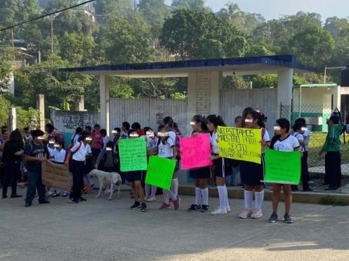 Acusan falta de maestros en primaria de Poza Rica