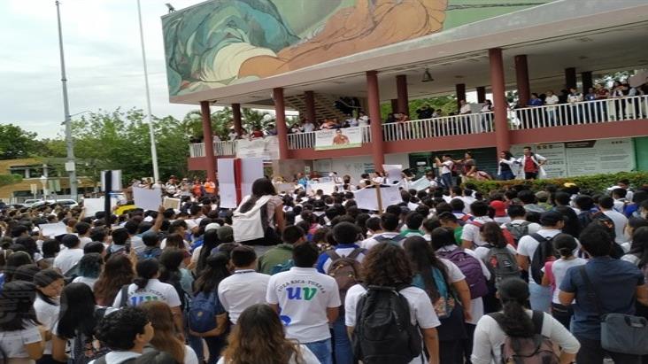 En Poza Rica exigen justicia por estudiantes asesinados en Puebla