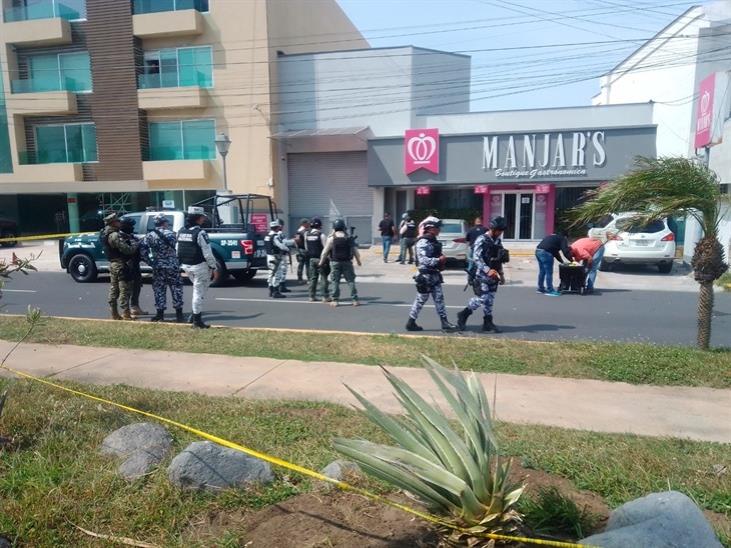 Balean en estacionamiento de restaurante de Boca a 2 hombres