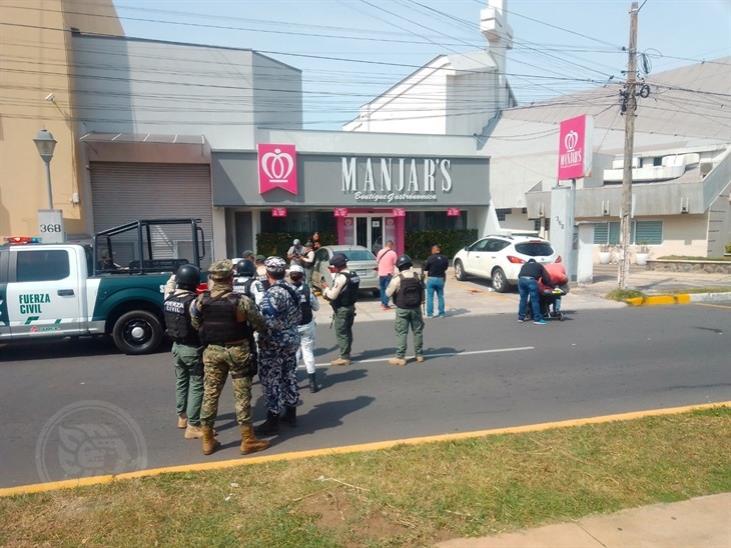 Balean en estacionamiento de restaurante de Boca a 2 hombres