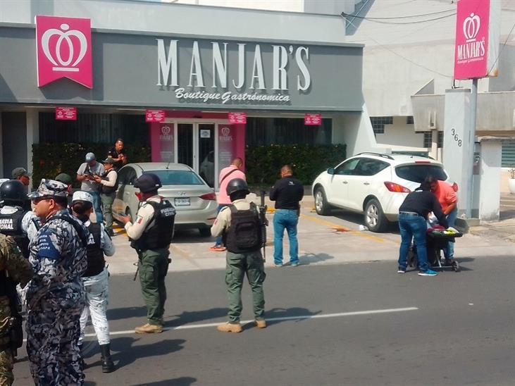 Balean en estacionamiento de restaurante de Boca a 2 hombres