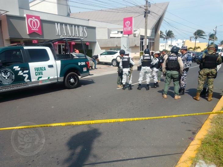 Balean en estacionamiento de restaurante de Boca a 2 hombres