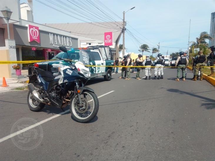 Balean en estacionamiento de restaurante de Boca a 2 hombres