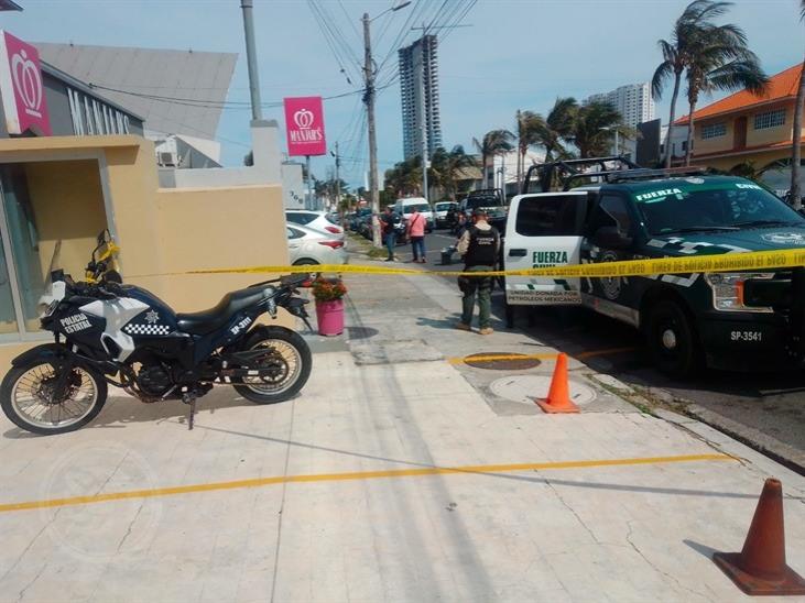 Balean en estacionamiento de restaurante de Boca a 2 hombres