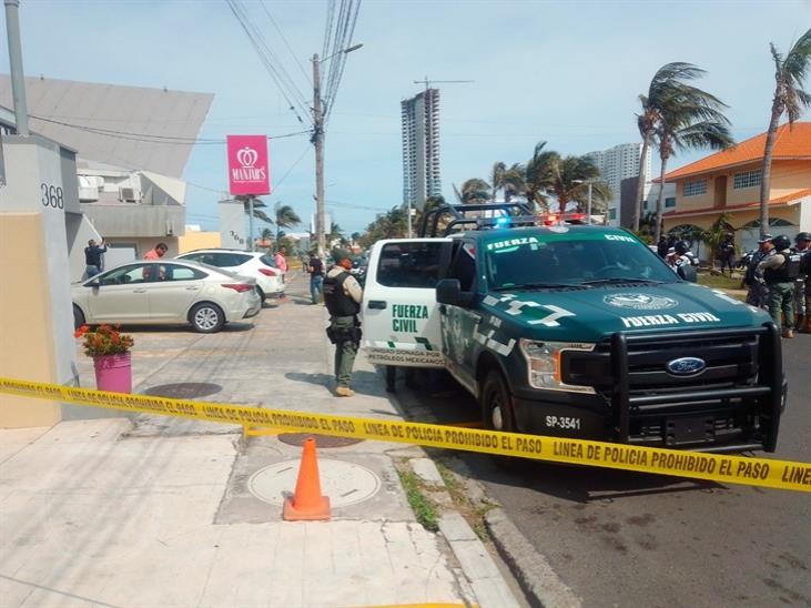 Balean en estacionamiento de restaurante de Boca a 2 hombres