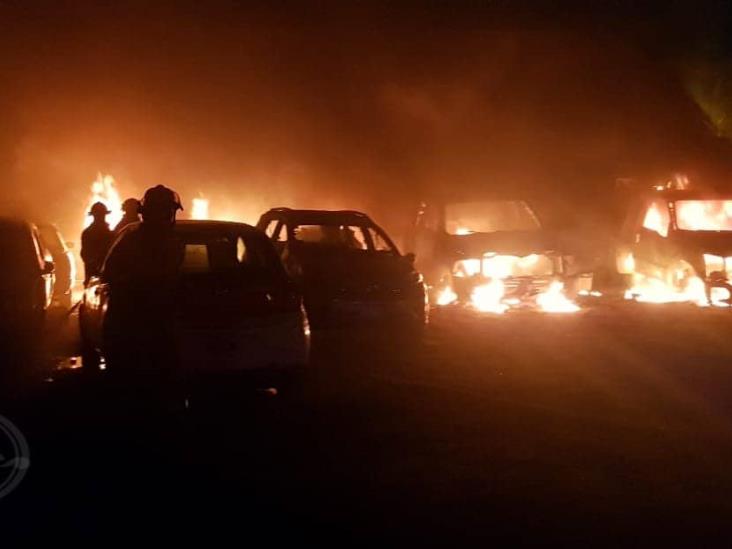 Posible atentado a corralón en Coatzacoalcos; incendian 10 vehículos
