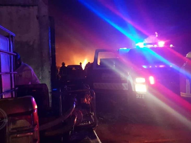 Posible atentado a corralón en Coatzacoalcos; incendian 10 vehículos