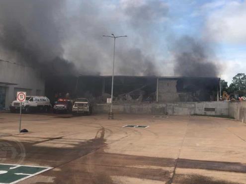Por incendio, plaza comercial de Acayucan suspende servicios