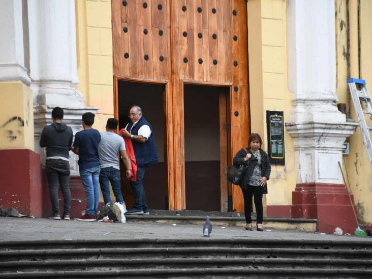 Limpian iglesia y Catedral vandalizadas en protesta de veracruzanas