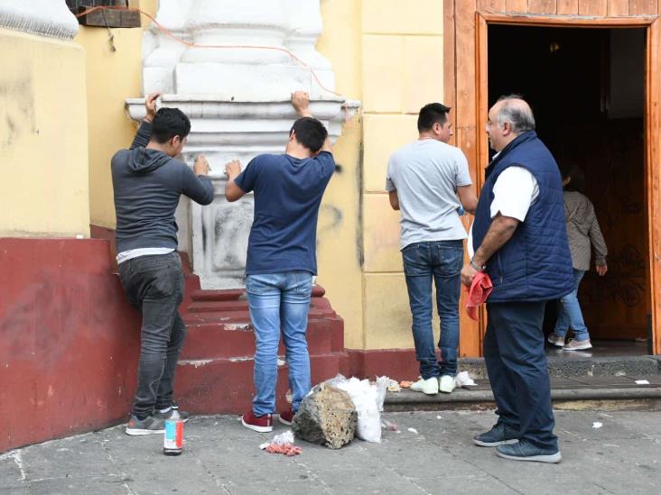 Limpian iglesia y Catedral vandalizadas en protesta de veracruzanas