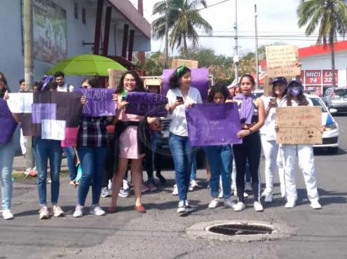 Universitarias marchan en Veracruz por los derechos de la mujer