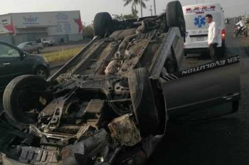 Conductora pierde el  control del volante y  termina volcada en Medellín de Bravo