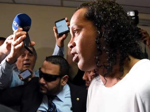 Ronaldinho hace una carnita asada dentro de la prisión en Paraguay
