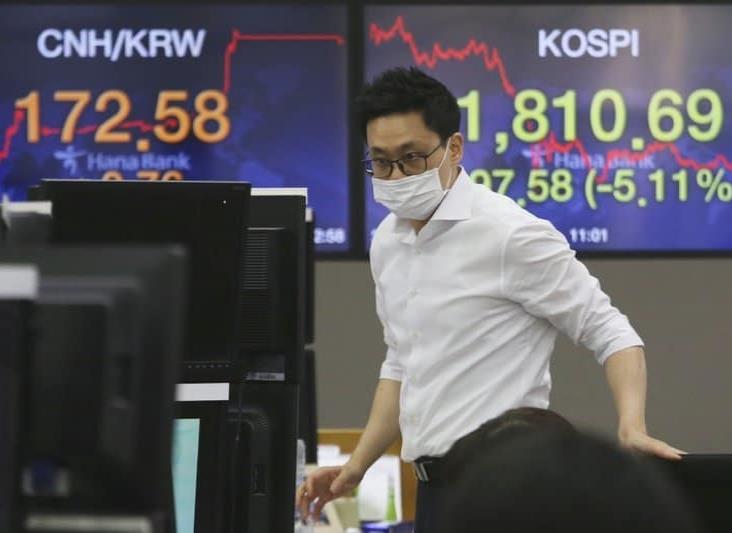 Se desploman las bolsas en Asia hasta 10% tras caída de Wall Street