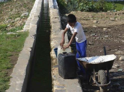 Caen 25 menores enfermos por agua contaminada en Tezonapa