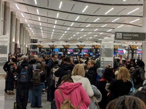 Caos en aeropuertos de EU por medidas contra el COVID-19