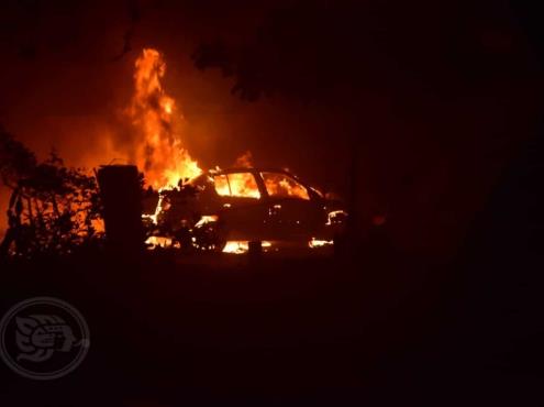 Incendian dos vehículos en colonias de Coatzacoalcos