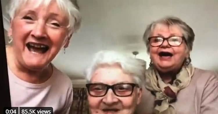 Tres amigas de 70 años se mudan juntas para tomar vino durante cuarentena