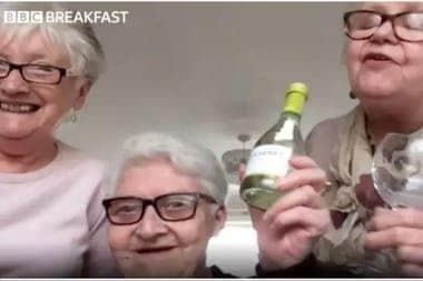 Tres amigas de 70 años se mudan juntas para tomar vino durante cuarentena