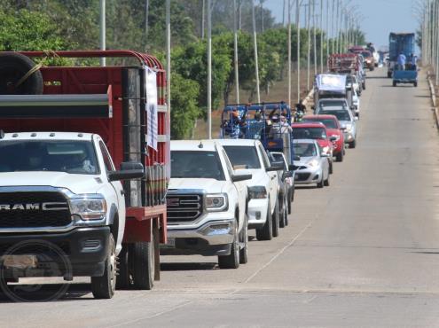 Convoy de autodefensas y ganaderos recorren San Juan Evangelista