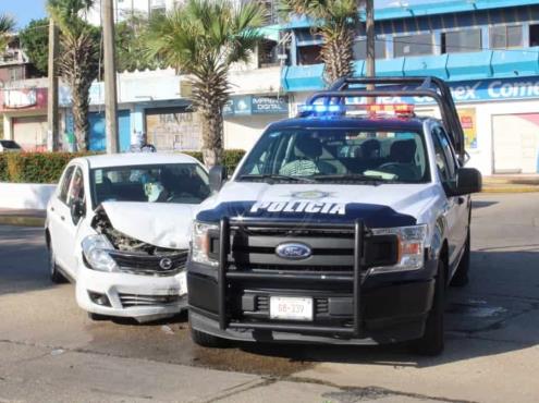 Patrulla de la Policía Estatal choca contra auto en Coatza