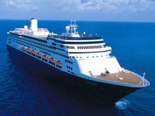 Crucero con decenas de enfermos busca atracar en Puerto Vallarta