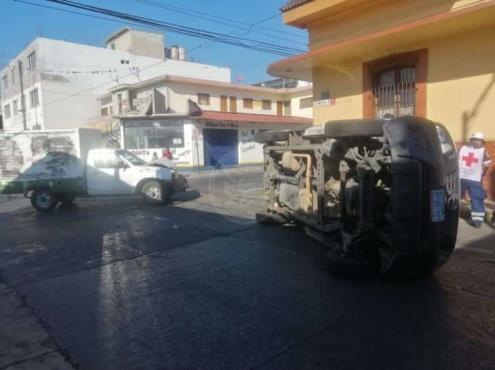 Chocan y vuelcan camionetas en calles de Córdoba