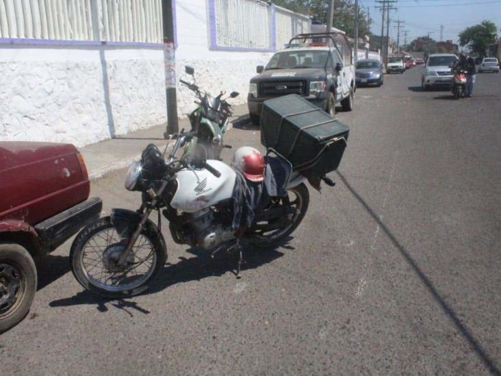 Taxista impacta a joven motociclista en calles de Veracruz