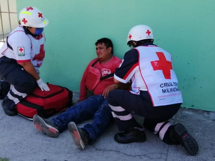 Taxista impacta a joven motociclista en calles de Veracruz
