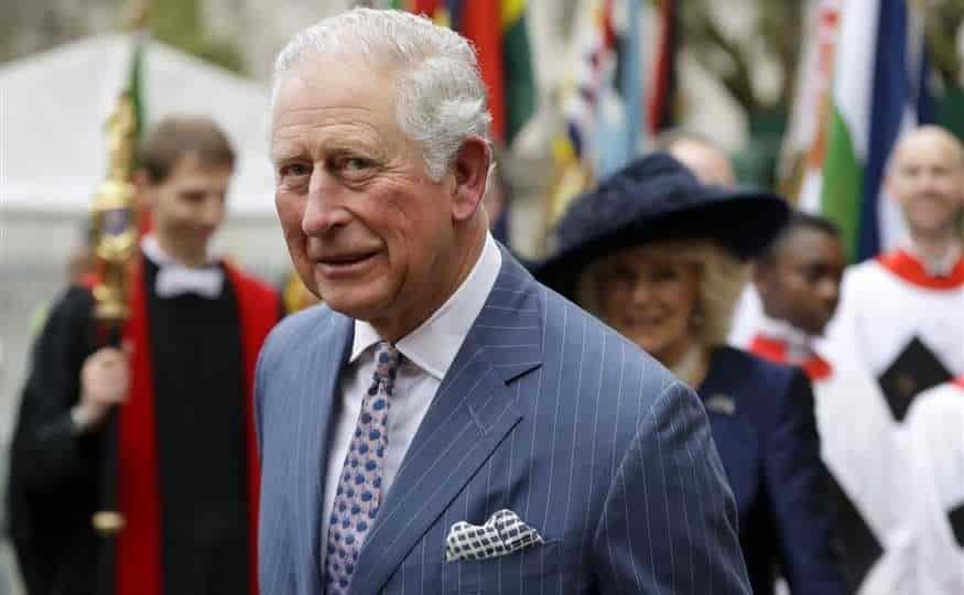 Príncipe Carlos recibe primera dosis de vacuna covid