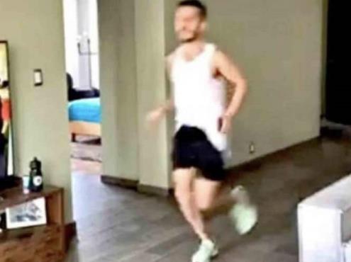 Mexicano corre maratón en la sala de su casa durante cuarentena